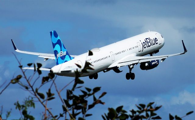 Airbus A321 (N942JB)