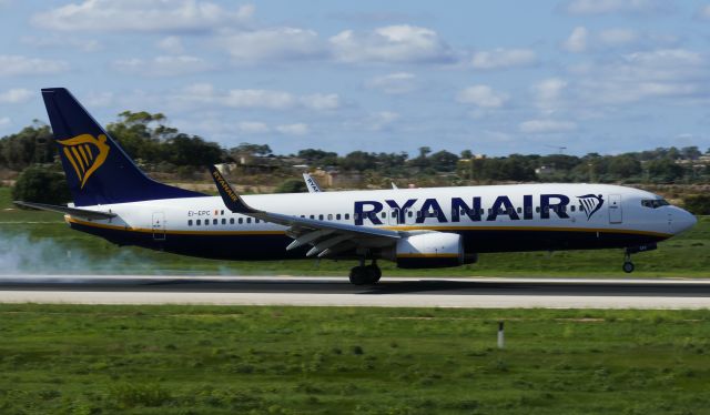 Boeing 737-800 (EI-EPC) - On landing RW31