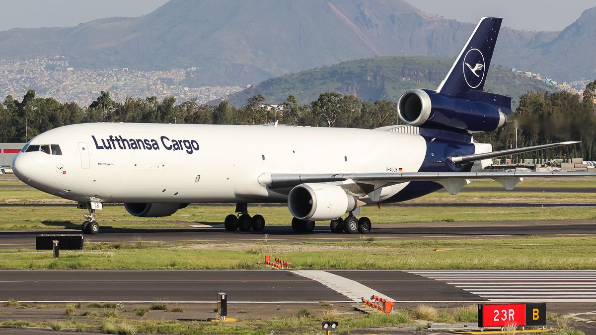 Boeing MD-11 (D-ALCB) - LA CASA DE LA AVIACION