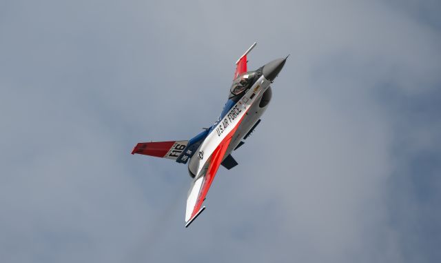 Lockheed F-16 Fighting Falcon (91-0395) - F16 ripping it over my head at Vero Beach Regional Airport 