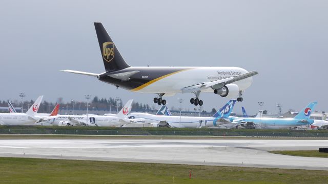 BOEING 767-300 (N349UP) - BOE280 on short final to runway 16R on 3/28/12.