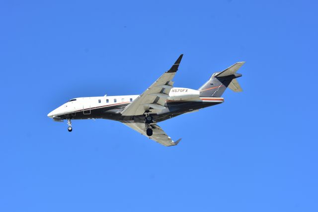Canadair Challenger 350 (N570FX)