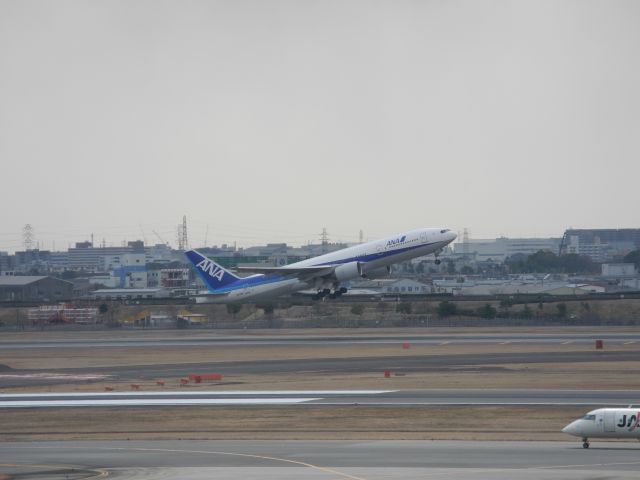 Boeing 777-200 (JA713A) - 07.Mar.2014 32L / Nikon P7100