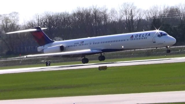 McDonnell Douglas MD-88 — - One of my all-time favorite pics! this guy ballooned 3 times. You'll see it on my YouTube channel soon! (<a rel="nofollow" href="a rel=nofollow href=http://www.youtube.com/user/CaRsRuLe1444">www.youtube.com/user/CaRsRuLe1444</a&gthttp://www.youtube.com/user/CaRsRuLe1444">www.youtube.com/user/CaRsRuLe1444</a>/a;)