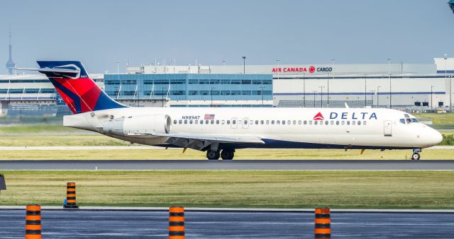 Boeing 717-200 (N989AT) - Delta 2569 arrives from Atlanta