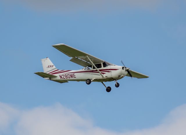 Cessna Skyhawk (N280ME) - EKU 172 N280ME doing touch n' go's at KLEX.