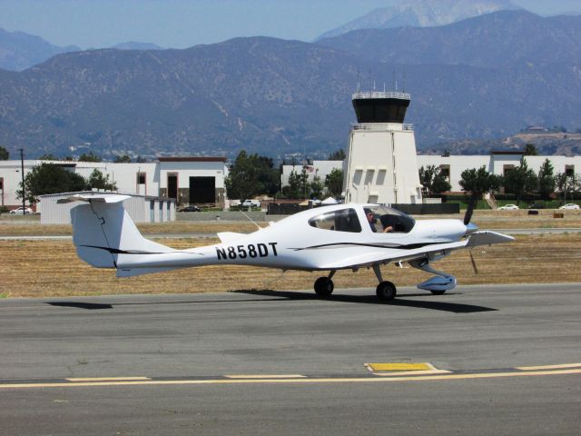 Diamond Star (N858DT) - Taxiing at Brackett Field