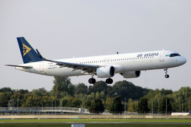 Airbus A321neo (EI-KGK) - On short finals for rwy 09L on 19-Sep-24 operating flight KZR663 from UAAA via UATE.