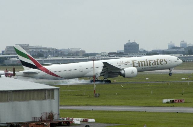 BOEING 777-300ER (A6-EGV)