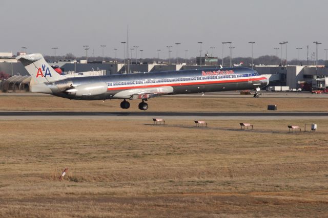 McDonnell Douglas MD-82 (N559AA) - Dang old JT-8Ds scared all the little kids at the overlook to death.