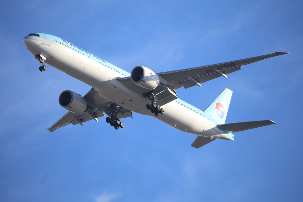 BOEING 777-300ER (HL8210)