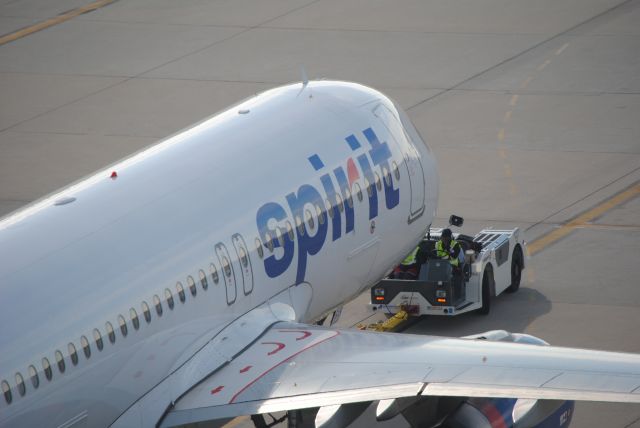 Airbus A320 (N619NK) - 1/5/2016: Spirit Airbus A320-232 pushing back from Terminal A at KIAH. 