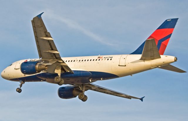 Airbus A319 (N327NB) - Short final 04R
