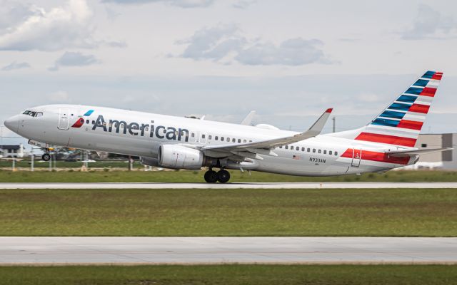 Boeing 737-800 (N933AN)