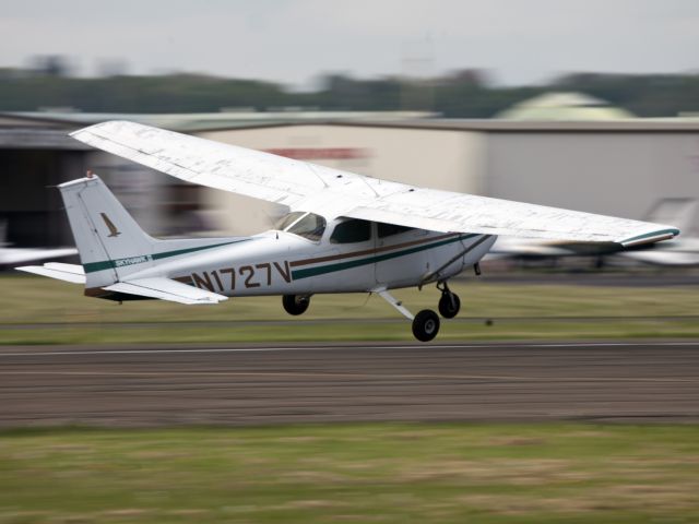 Cessna Skylane (N1727V) - Take off runway 08 at Danbury CT.