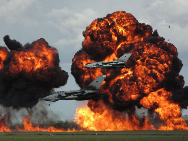 — — - Simulated Tornado ground attack. Waddington airshow 2008