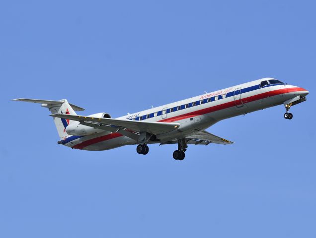 Embraer ERJ-135 (N827AE)
