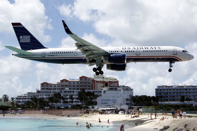 Boeing 757-200 (N204UW)