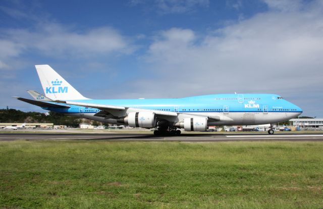 Boeing 747-400 (PH-BFG) - letting the reversers rip as she decelerates from a long flight from EHAM.