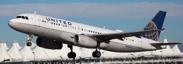 Airbus A320 (N484UA) - Departing 17R.