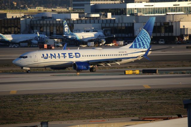 Boeing 737-800 (N37290)