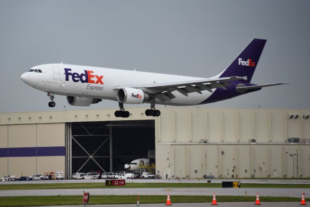 Airbus A300F4-600 (N659FE) - 06-07-22 flaring for runway 14