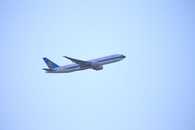 BOEING 777-200LR (B-2028)