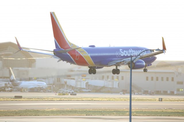 Boeing 737-800 (N8680C)