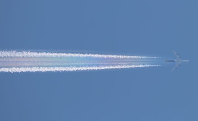 BOEING 747-8 (N854GT) - Atlas Air Boeing 747-87F (N854GT) flying as QF7581 from ANC leaving memorable aerodynamic and exhaust contrails trail over Winnipeg, Canada (SE of YWG) at FL330 enroute JFK on 5 Aug 20.
