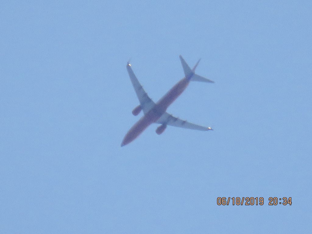 Boeing 737-800 (N8612K)