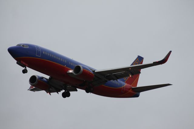 BOEING 737-300 (N373SW) - Southwest 737-300 on final for runway 6.