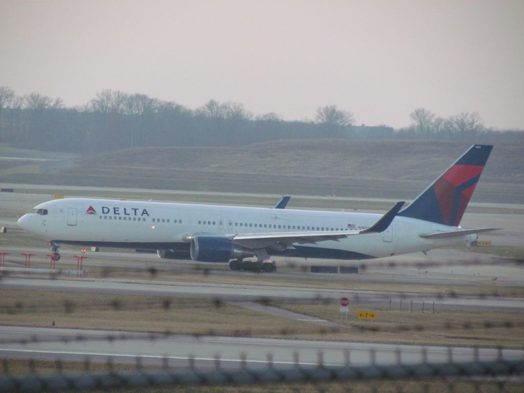 BOEING 767-300 (N1604R) - Deltas Boeing 767 Paris flight at CVG, the only flight out of CVG to leave north america that isnt cargo