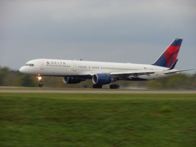 Boeing 757-200 (N6714Q)