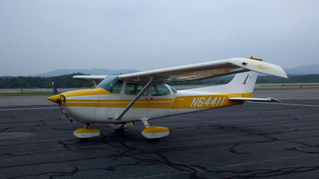 Cessna Skyhawk (N64411)