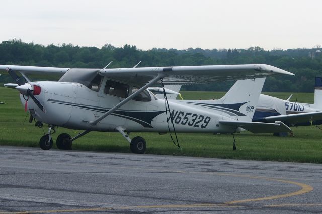 Cessna Skyhawk (N65329)