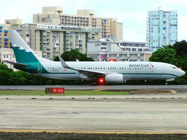 Boeing 737-800 (N916NN)