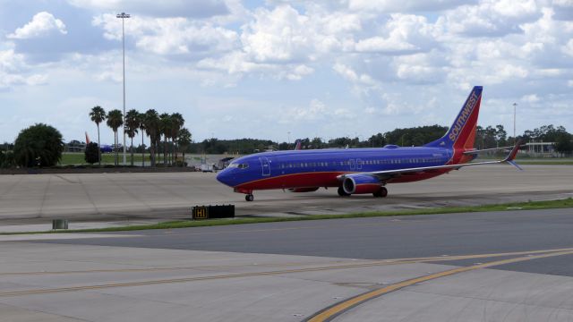 Boeing 737-800 (N8609A)