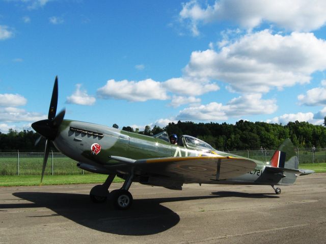 SUPERMARINE Spitfire (RSL721) - 2007:08:26 Vintage Wings of Canada airshow, Rockliffe Airport, Ottawa Ca.Supermarine Spitfire XVl http://www.vintagewings.ca/page?a=210&lang=en-CA