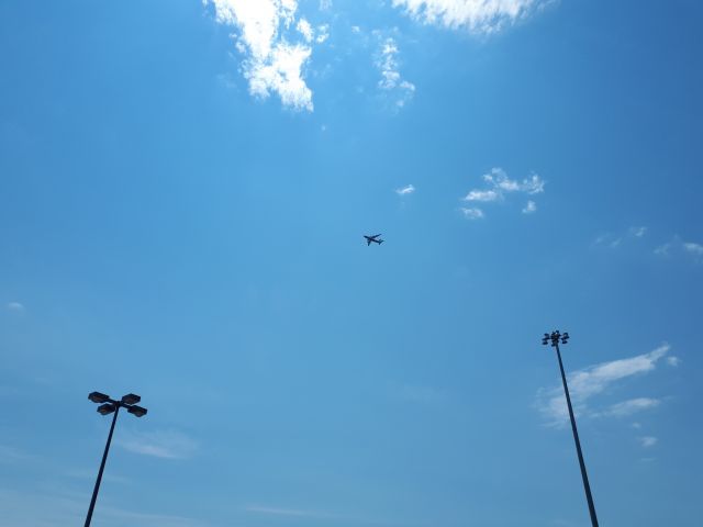 Antonov An-12 — - Antonov AN-124 au-dessus de la Porte du Nord (près de St-Jérôme) en route pour CYUL - Montréal - photo 1 - il est parti dOttawa - cEst tout ce que jai pu trouver et prendre à laide mon cellulaire 16 MP