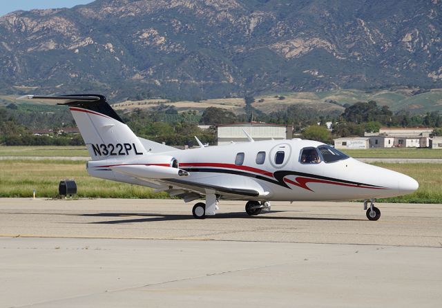 Eclipse 500 (N322PL) - Tiny jet taxies by the mountains!