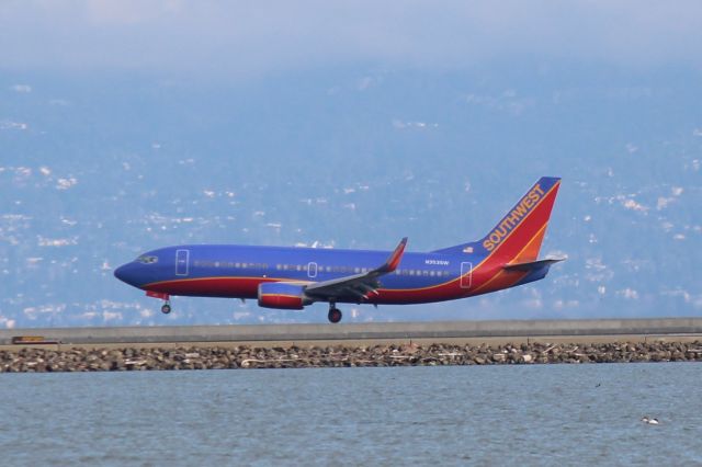 BOEING 737-300 (N353SW)