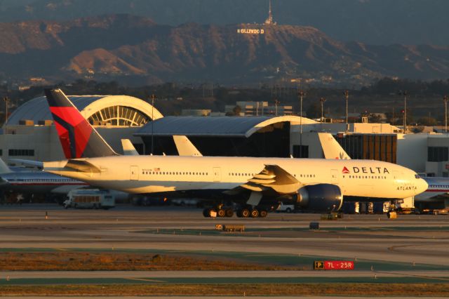 BOEING 777-200LR (N702DN)