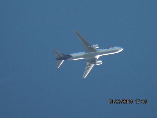 BOEING 767-300 (N121FE)