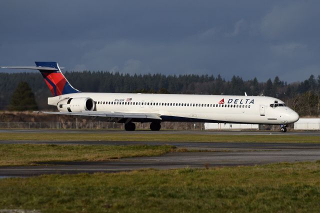 McDonnell Douglas MD-90 (N965DN)