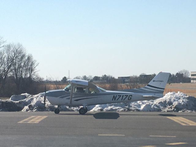 Cessna Skyhawk (N717G) - N717G (C172) arriving at Wings Field (KLOM)br /Photo Date: March 10, 2021