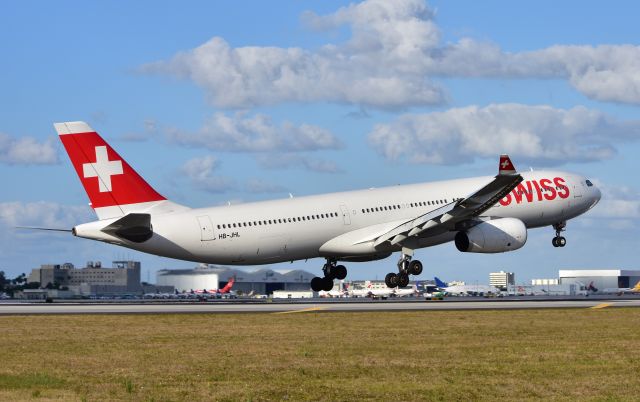 Airbus A330-300 (HB-JHJ)