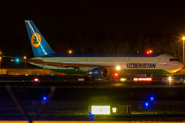 BOEING 767-300 (UK-67001)