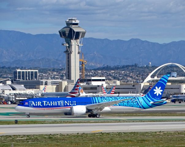 Boeing 787-9 Dreamliner (F-OMUA)