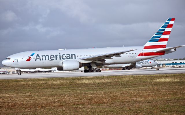 Boeing 777-200 (N751AN)