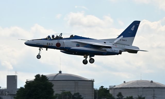 KAWASAKI T-4 (16-5663) - June 29, 2024br /Returning after a demonstration flight at "The Kawasaki Hisyousai".br /Blue Impulse No.4 (T-4 16-5663) just before landing.